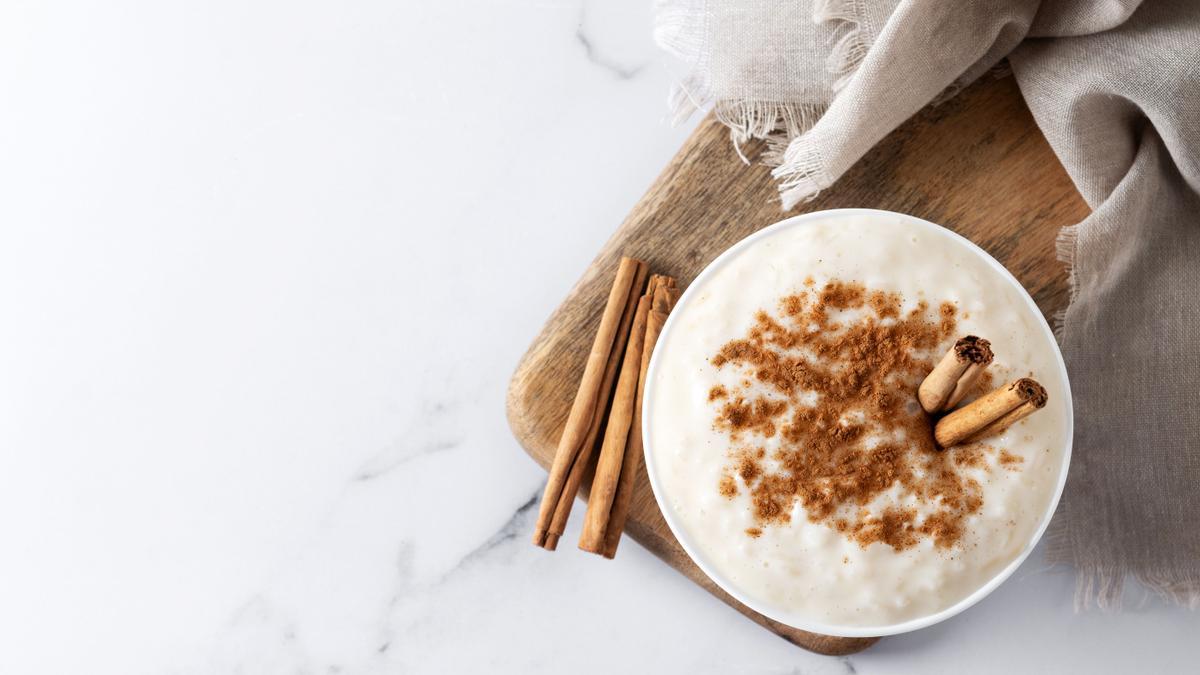 Arroz con leche y canela, una plato tradicional y lleno de sabor.