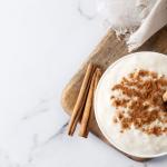 Arroz con leche y canela, un plato tradicional y lleno de sabor.