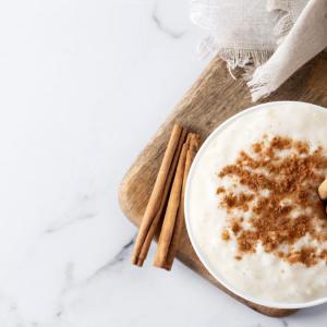 Arroz con leche y canela, un plato tradicional y lleno de sabor.