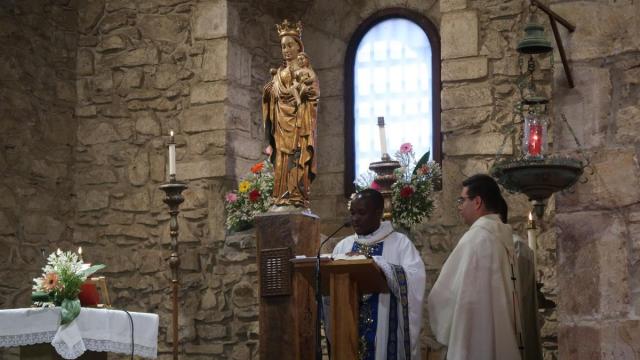 Peter Chiopsa, durante la misa del día de Santa Isabel.