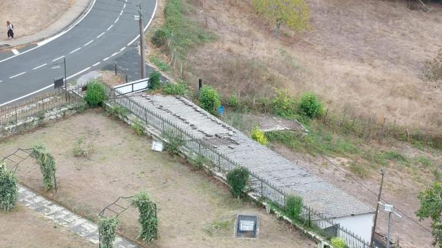 Tejado de uralita en una construcción en área de huertas en Artziniega