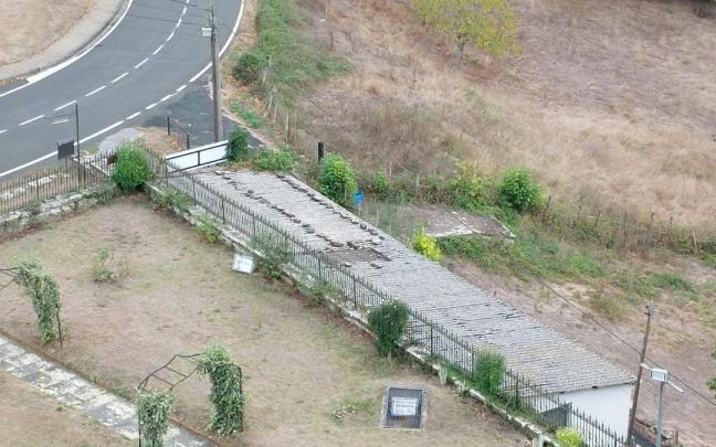 Tejado de uralita en una construcción en área de huertas en Artziniega