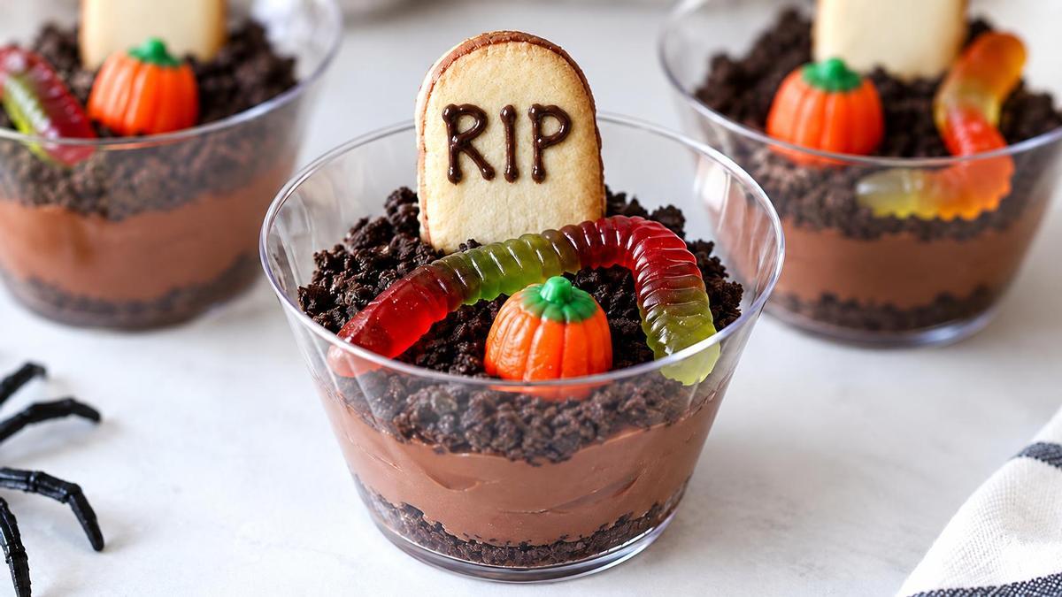 Vasitos de chocolate con tumbas de galleta y gominolas para Halloween.