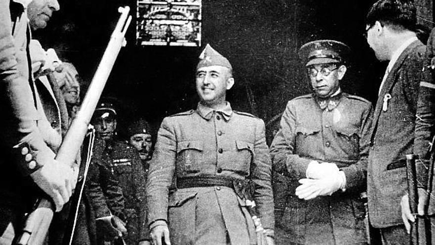 El dictador Francisco Franco pasa revista a sus tropas en Bilbao.