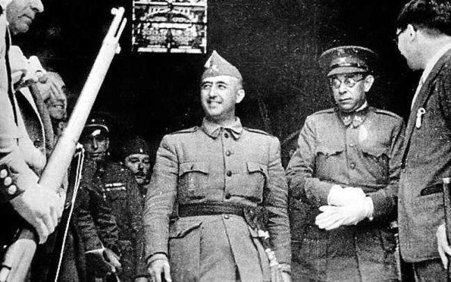 El dictador Francisco Franco pasa revista a sus tropas en Bilbao.