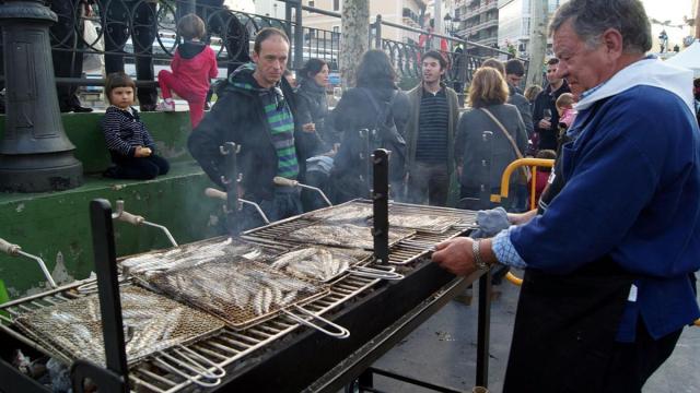 Getariarras usando la parrilla para hacer anchoas en un Antxua Eguna.