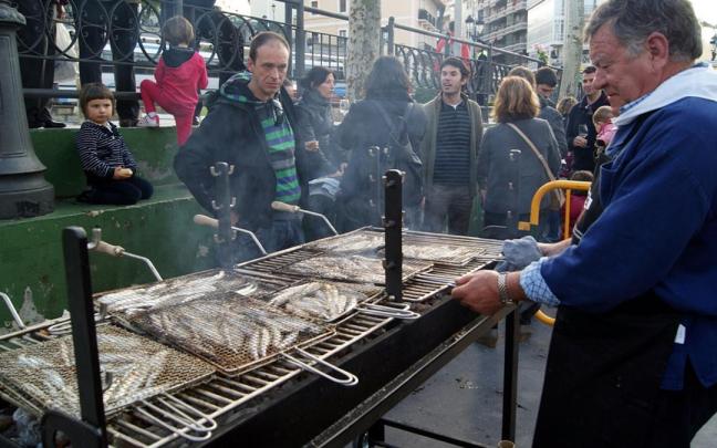 Getariarras usando la parrilla para hacer anchoas en un Antxua Eguna.