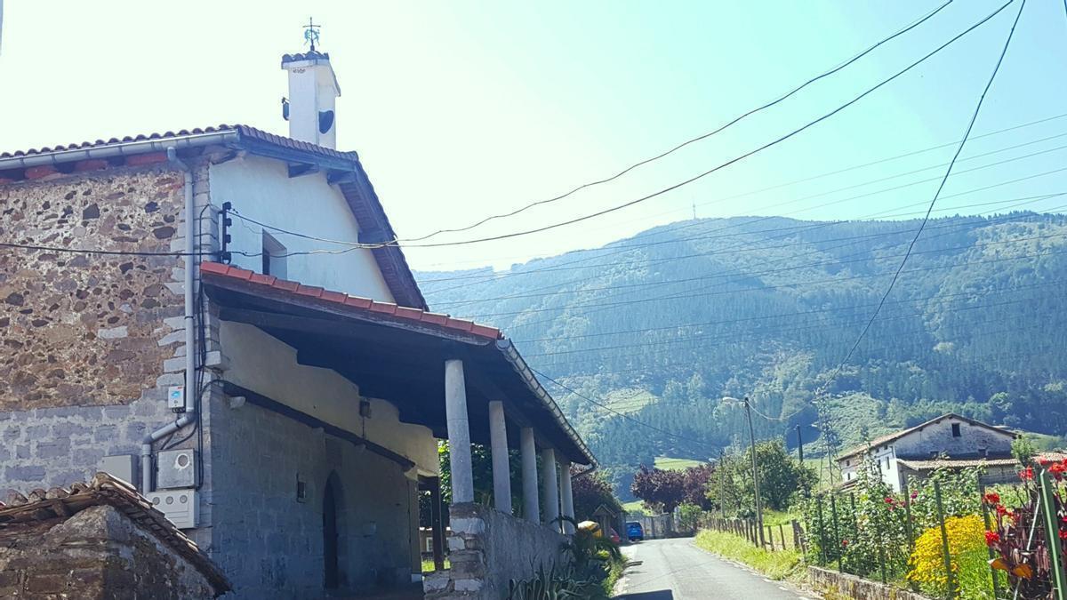 La ermita de San Roke se asiente en las faldas de Karakate desde hace más de cinco siglos.