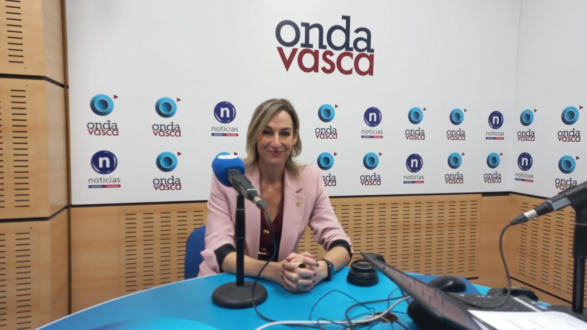 La portavoz del Gobierno Vasco y consejera de Gobernanza, Administración Digital y Autogobierno, María Ubarretxea, en Onda Vasca.