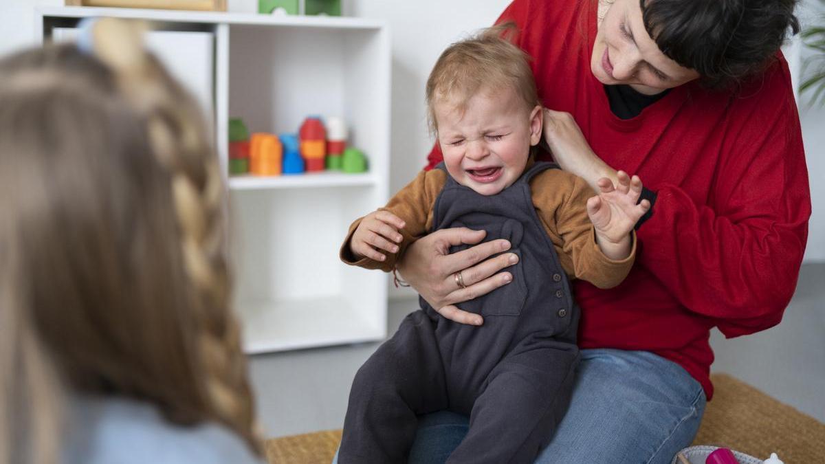 Bebé llora en la escuela infantil.