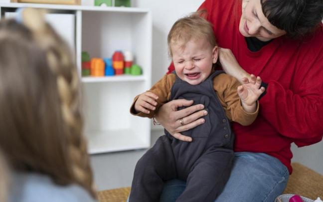 Bebé llora en la escuela infantil.
