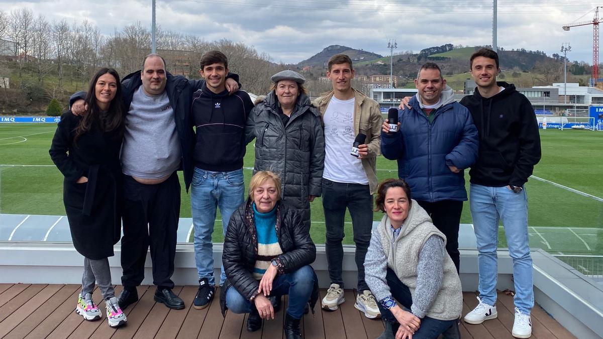 Pablo Marín, Ander Guevara y Aihen Muñoz, junto con miembros de la Fundación Why Not, cuya radio celebra su décimo aniversario