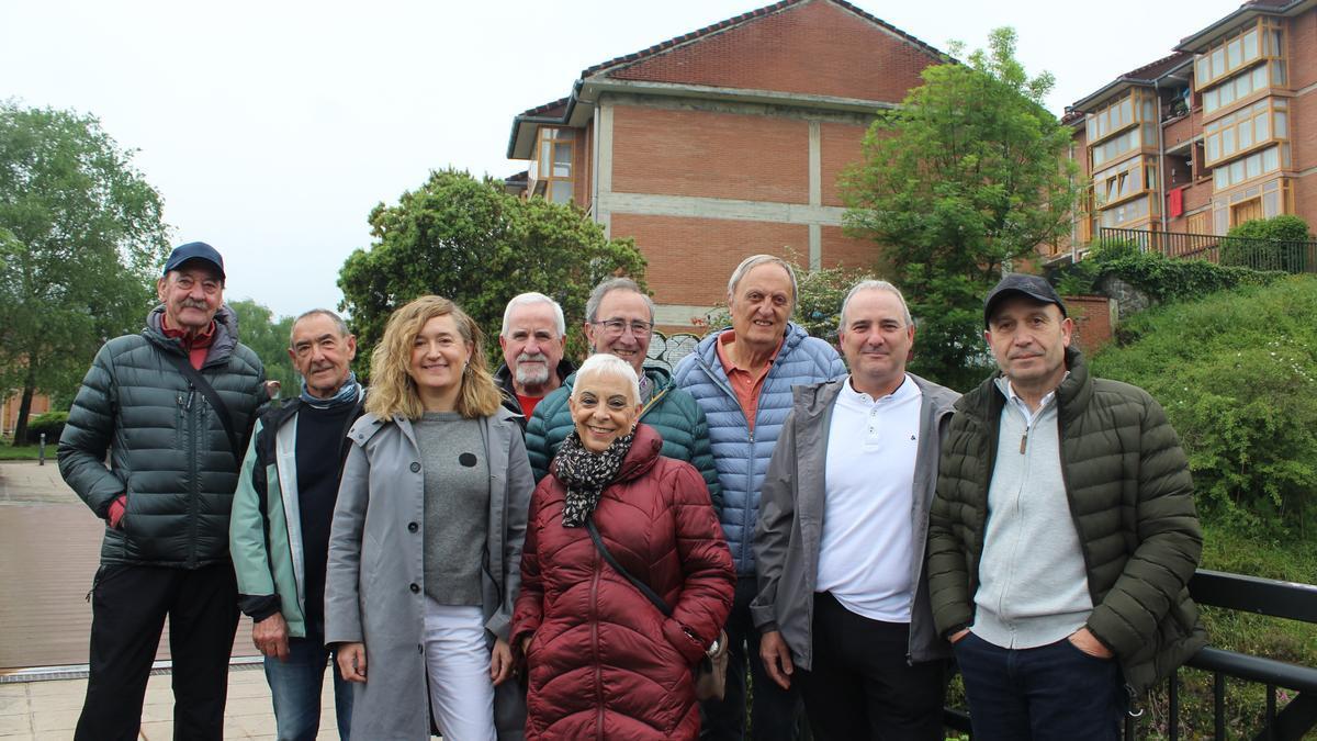 La alcaldesa, el edil Kepa Urteaga, y representantes de las y los vecinos de Gorostiza.