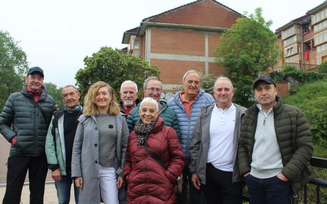 La alcaldesa, el edil Kepa Urteaga, y representantes de las y los vecinos de Gorostiza. / Anabel Dominguez. La alcaldesa, el edil Kepa Urteaga, y representantes de las y los vecinos de Gorostiza.