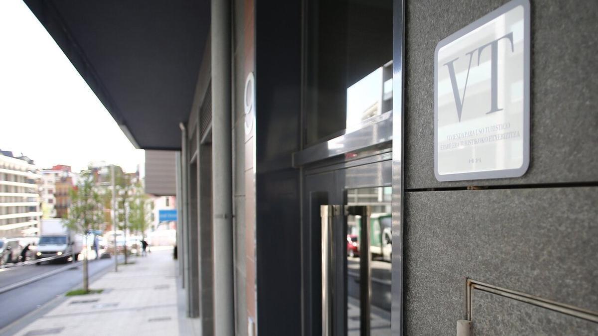 Una placa indica la existencia de una vivienda turística en un portal de Donostia.