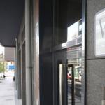 Una placa indica la existencia de una vivienda turística en un portal de Donostia.