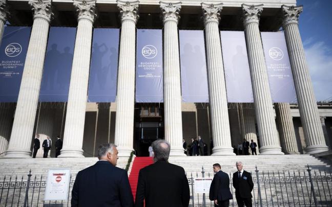El primer ministro húngaro, Viktor Orbán, junto al director del Museo de Bellas Artes de Budapest, donde se celebra la 'Cumbre Demográfica'.
