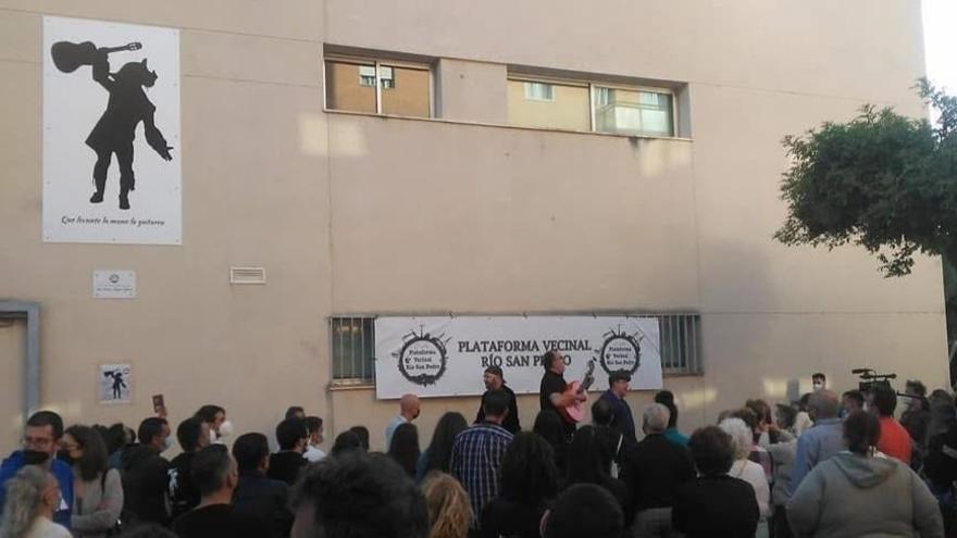 Acto de revelación de la imagen en homenaje a Juan Carlos Aragón en el centro cívico del Río San Pedro, en Puerto Real en 2021.