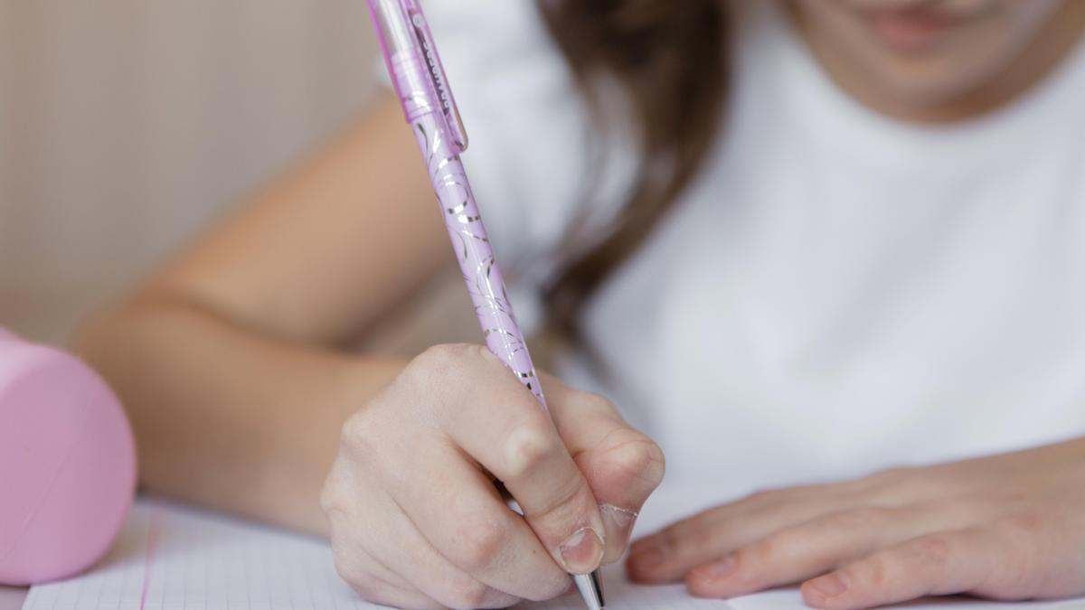 Imagen de archivo de una niña haciendo los deberes.