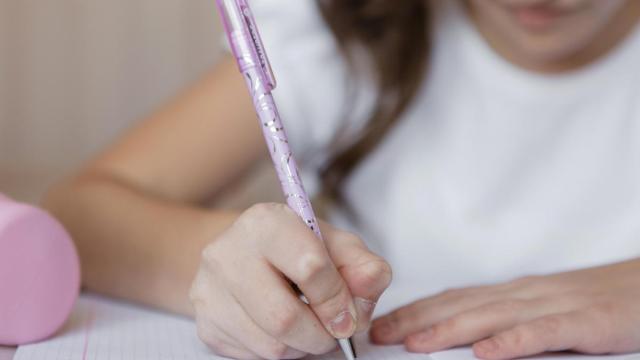 Imagen de archivo de una niña haciendo los deberes.