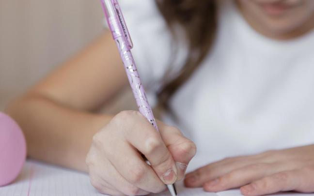 Imagen de archivo de una niña haciendo los deberes.