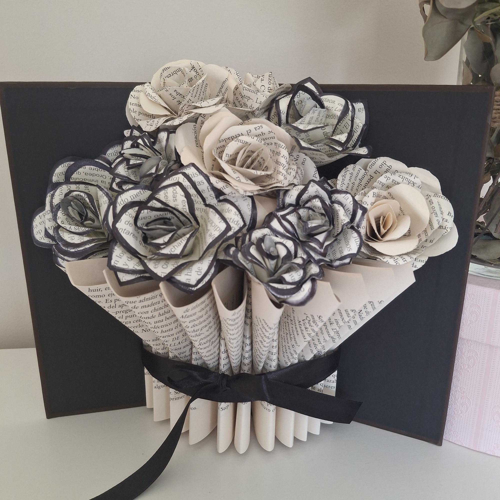 Lorena es la artesana bilbaina que lleva a cabo el 'bookfolding'.