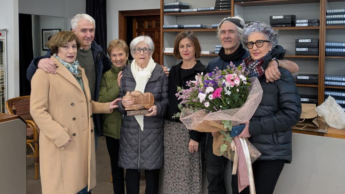 Inés Korta, junto sus familiares y la alcaldesa de Azpeitia, en la tienda Aldagoiti en la que trabajó durante tantos años.
