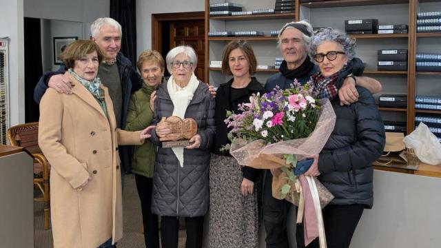 Inés Korta, junto sus familiares y la alcaldesa de Azpeitia, en la tienda Aldagoiti en la que trabajó durante tantos años.