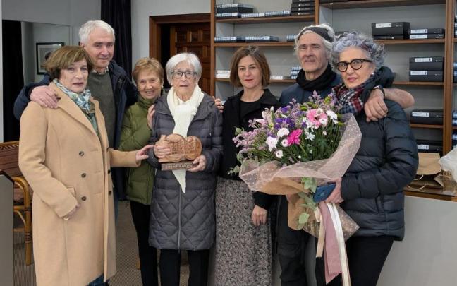 Inés Korta, junto sus familiares y la alcaldesa de Azpeitia, en la tienda Aldagoiti en la que trabajó durante tantos años.