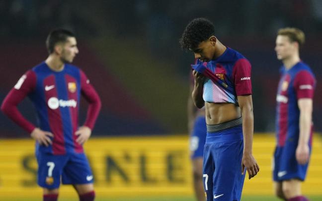 El jugador del Barcelona Yamal se levanta la camiseta tras finalizar el partido.