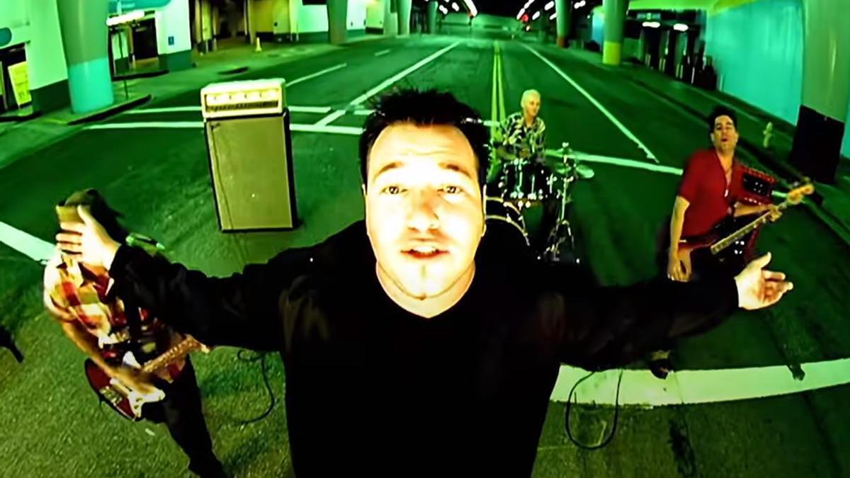 Steve Harwell en un videoclip de Smash Mouth.