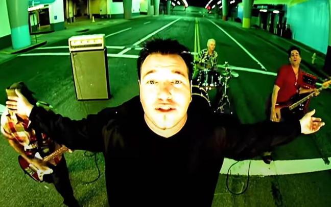 Steve Harwell en un videoclip de Smash Mouth.