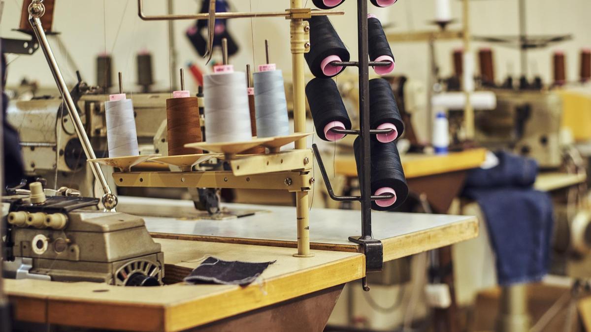 Bobinas con hilos en un taller de costura.
