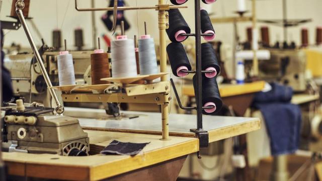 Bobinas con hilos en un taller de costura.