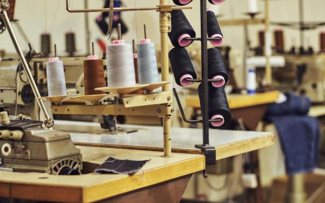 Bobinas con hilos en un taller de costura.