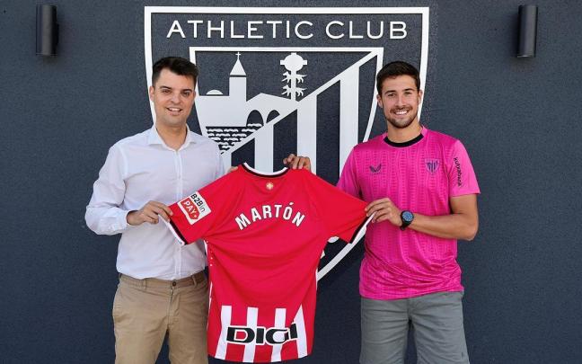 Martón posa con Mikel González, director deportivo del Athletic