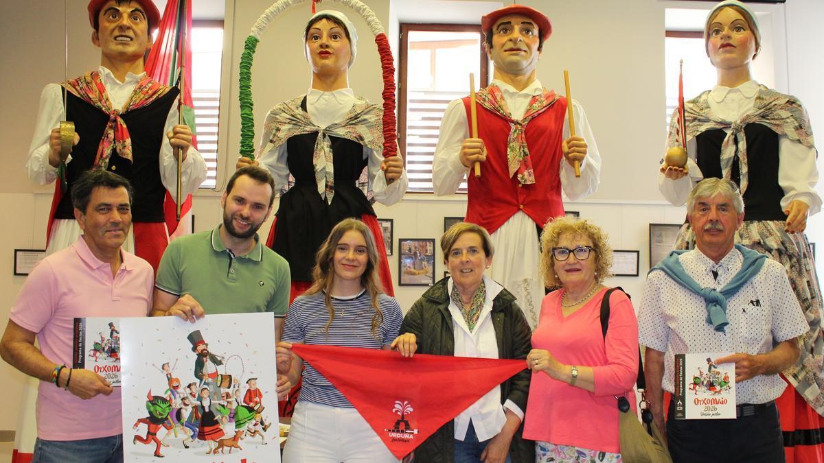 Representantes del Ayuntamiento y protagonistas de los festejos, en la presentación de los Otxomaio