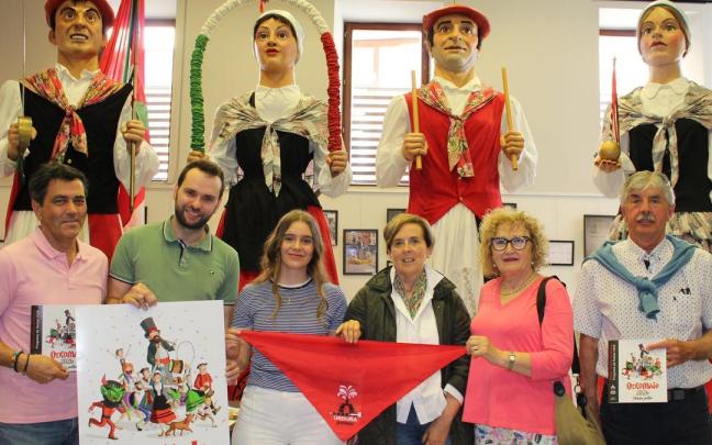 Representantes del Ayuntamiento y protagonistas de los festejos, en la presentación de los Otxomaio