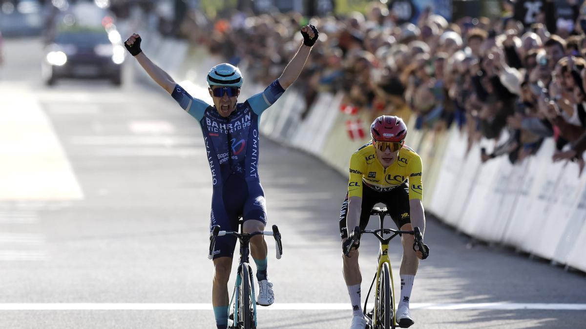 Lenny Martinez supera a Jonas Vingegaard en el esprint a dos.