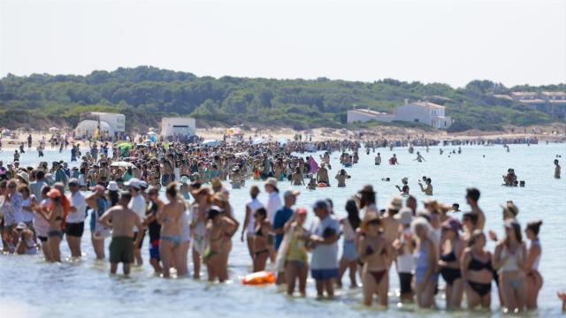 Decenas de personas forman una cadena humana en Sa Ràpita, Mallorca.