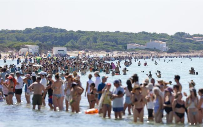 Decenas de personas forman una cadena humana en Sa Ràpita, Mallorca.