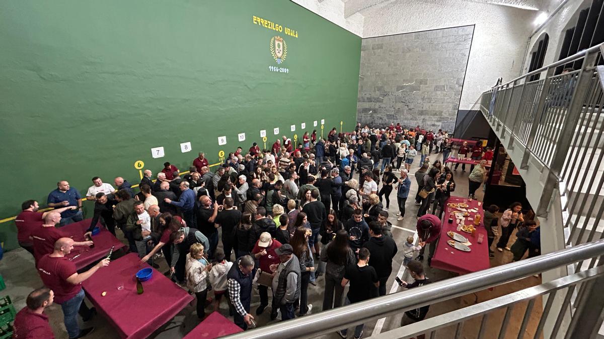 El frontón de Errezil servirá de punto de encuentro este sábado a los muchos aficionados a la sidra que hay en la comarca de Urola Erdia.