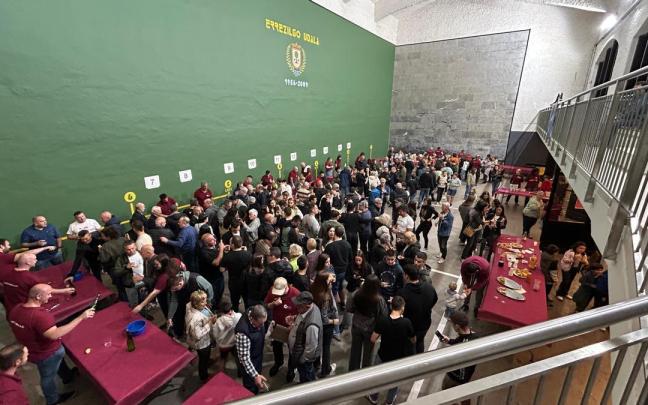 El frontón de Errezil servirá de punto de encuentro este sábado a los muchos aficionados a la sidra que hay en la comarca de Urola Erdia.