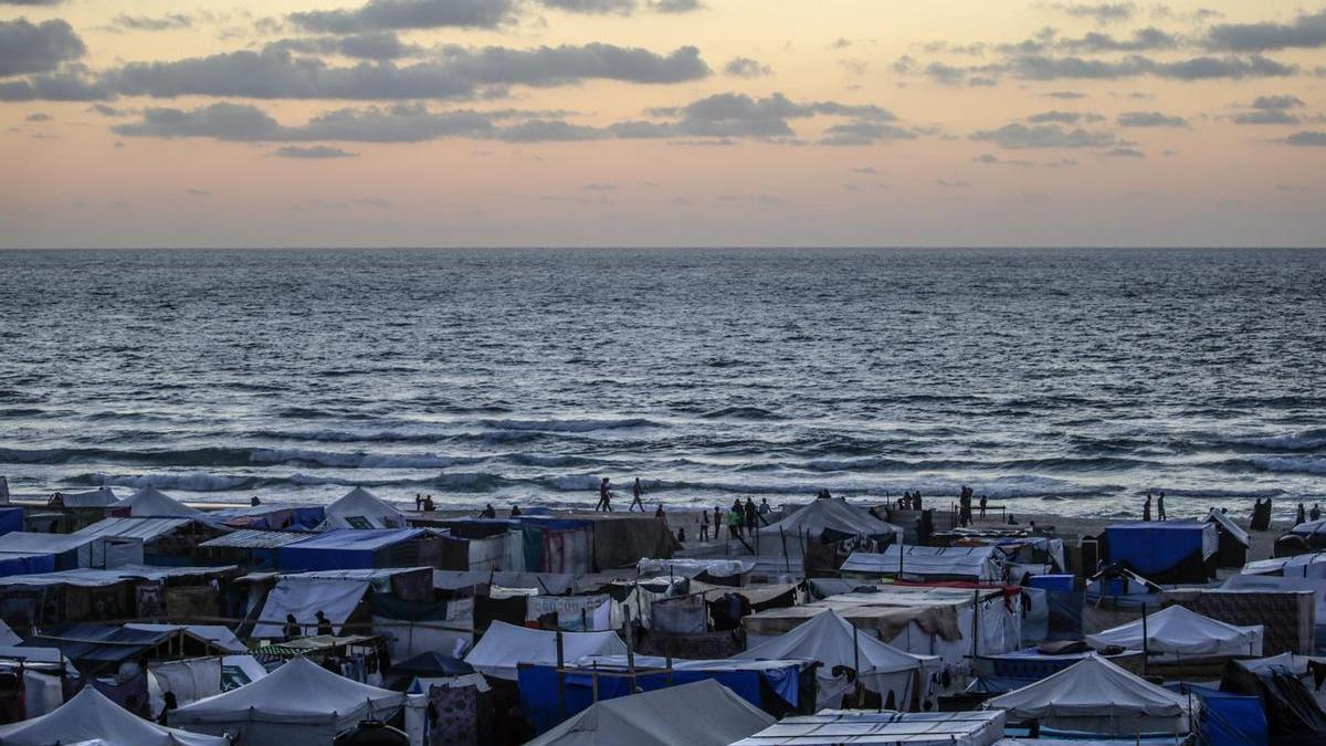 Los palestinos desplazados se instalan en el nuevo campo de Jan Yunis tras evacuar Rafah.