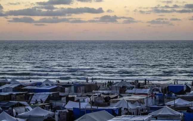 Los palestinos desplazados se instalan en el nuevo campo de Jan Yunis tras evacuar Rafah.