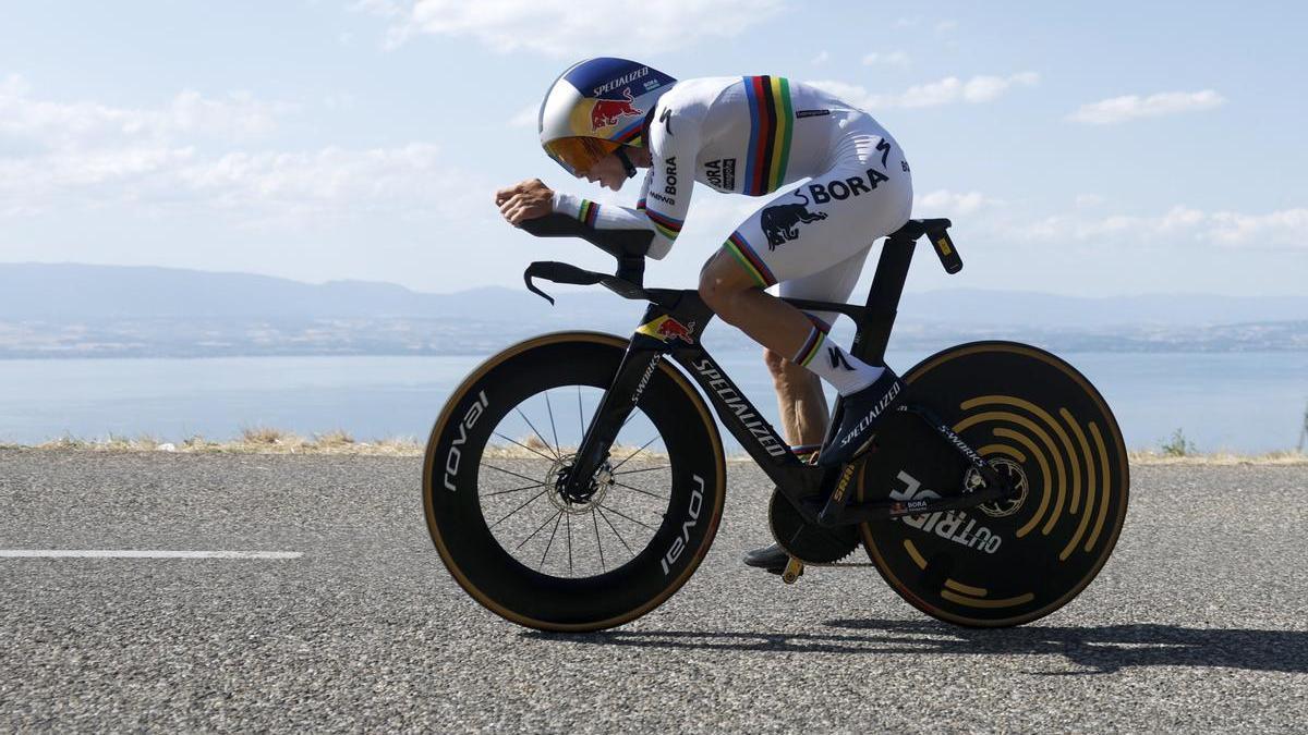 Evenepoel rueda durante la crono.