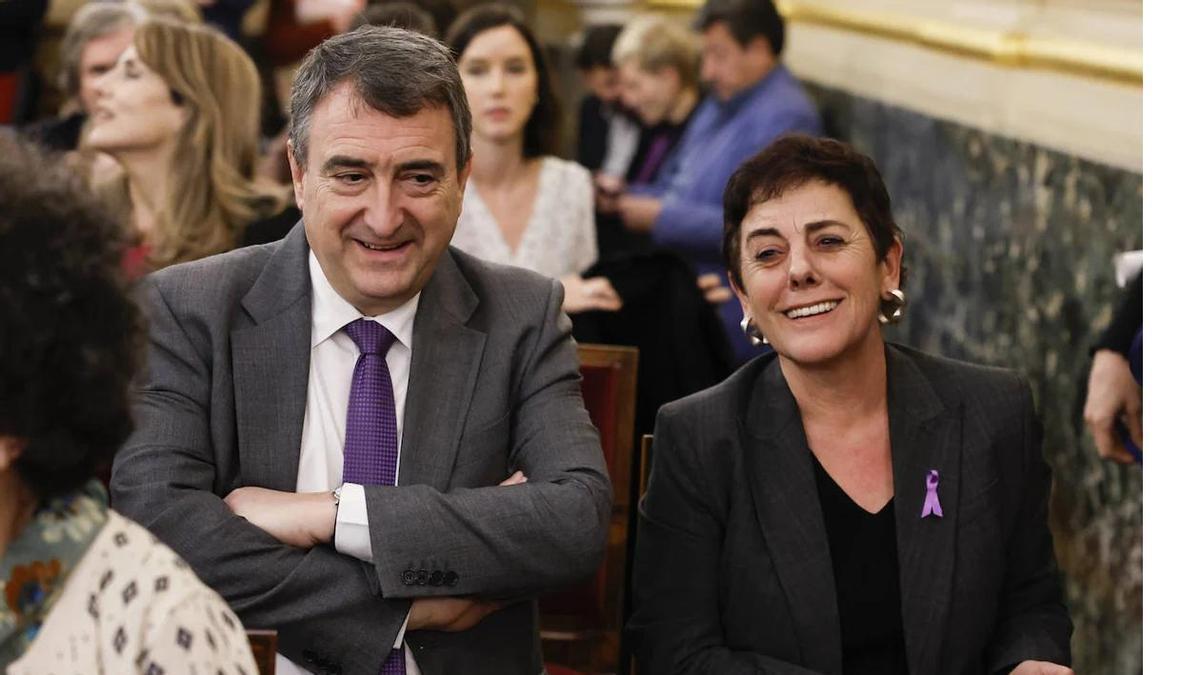 El portavoz del PNV en el Congreso, Aitor Esteban, con la representante de EH Bildu Mertxe Aizpurua, en una imagen de archivo