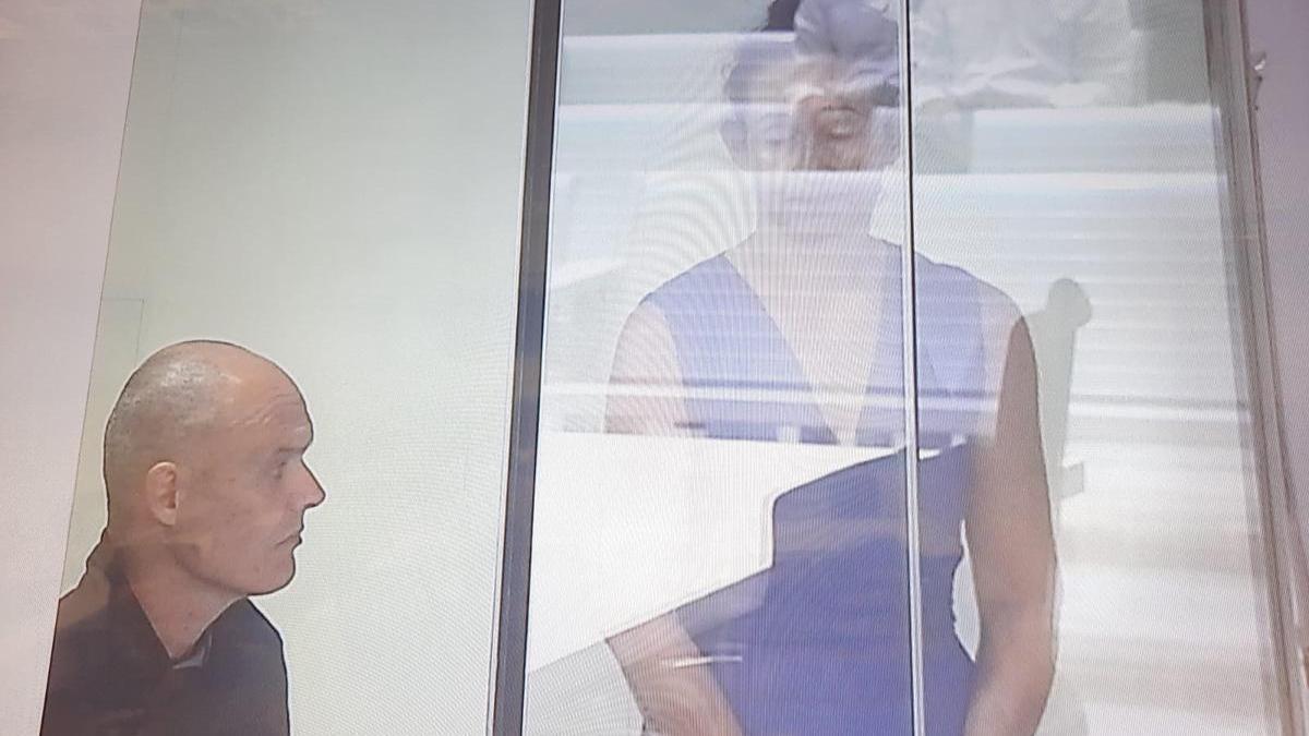 Mikel Carrera, 'Sarobe', y Miren Itxaso Zaldúa durante el juicio.