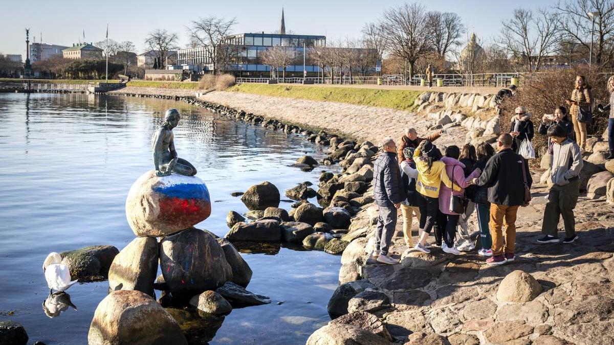 Varios curiosos se han acercado a fotografiar la escultura, situada en el puerto de Copenhague.