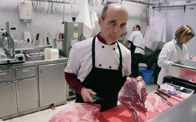 Xalba Agirre, presidente de los asentadores de la Bretxa, en su carnicería. Xalba Agirre, presidente de los asentadores de la Bretxa, en su carnicería.